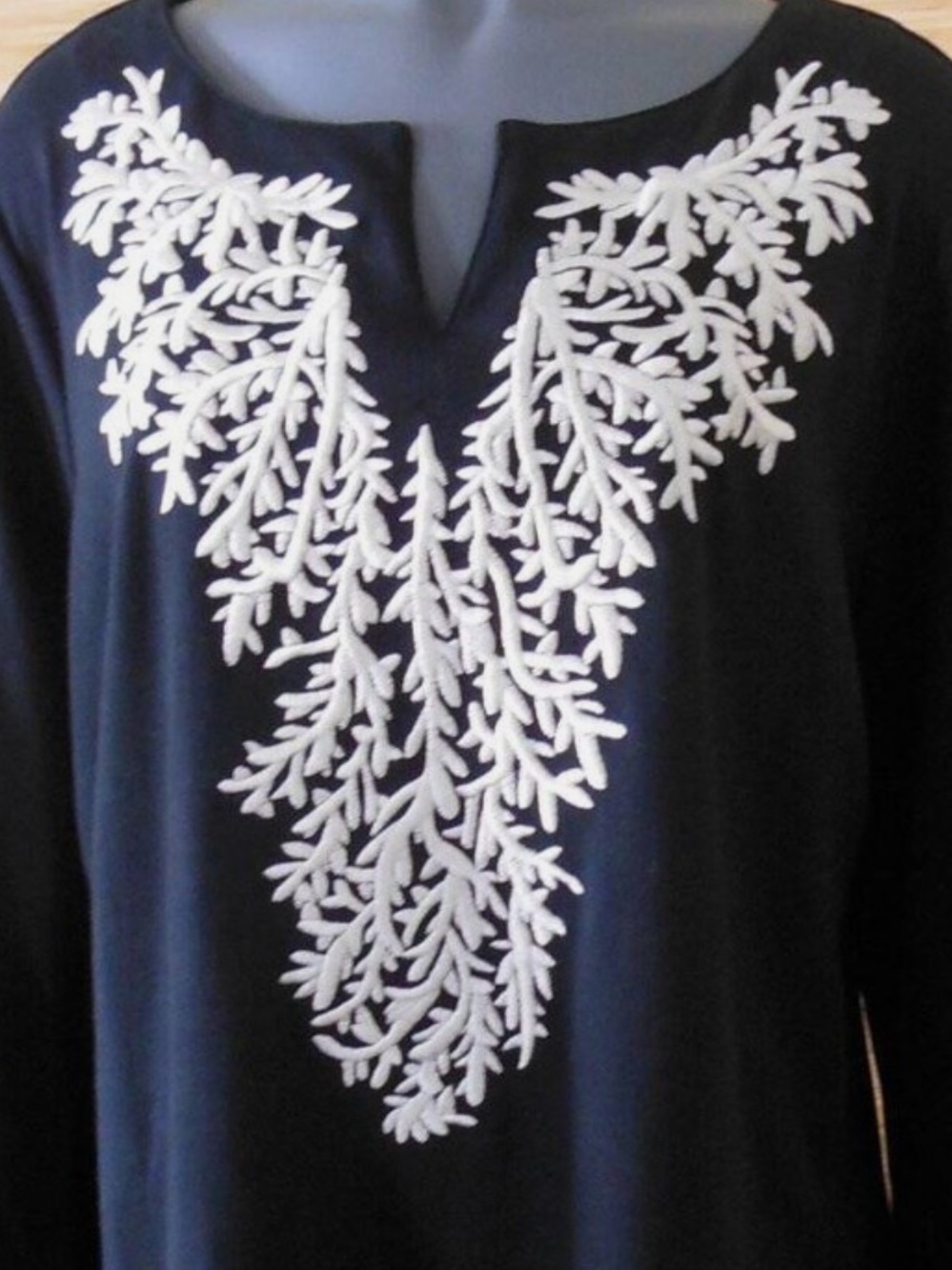Quacker Factory Black Tunic top featuring white coral embroidery Sz Lg - Picture 4 of 5